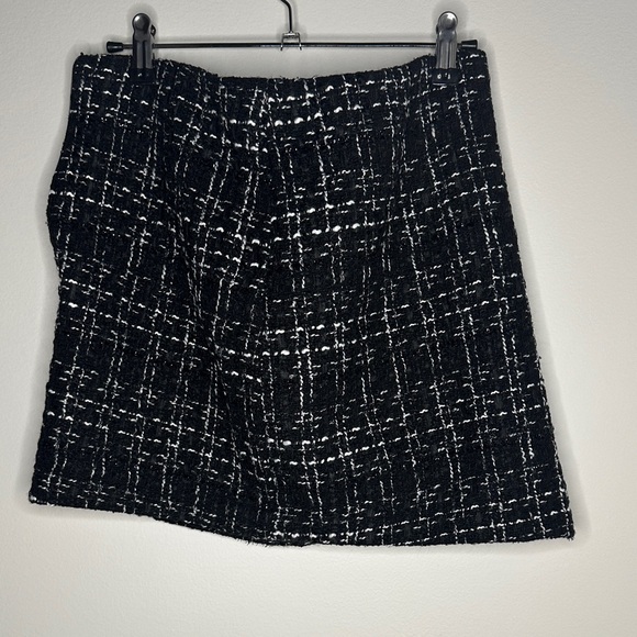 Stylish Black and White Tweed Mini Skirt - Picture 2 of 2